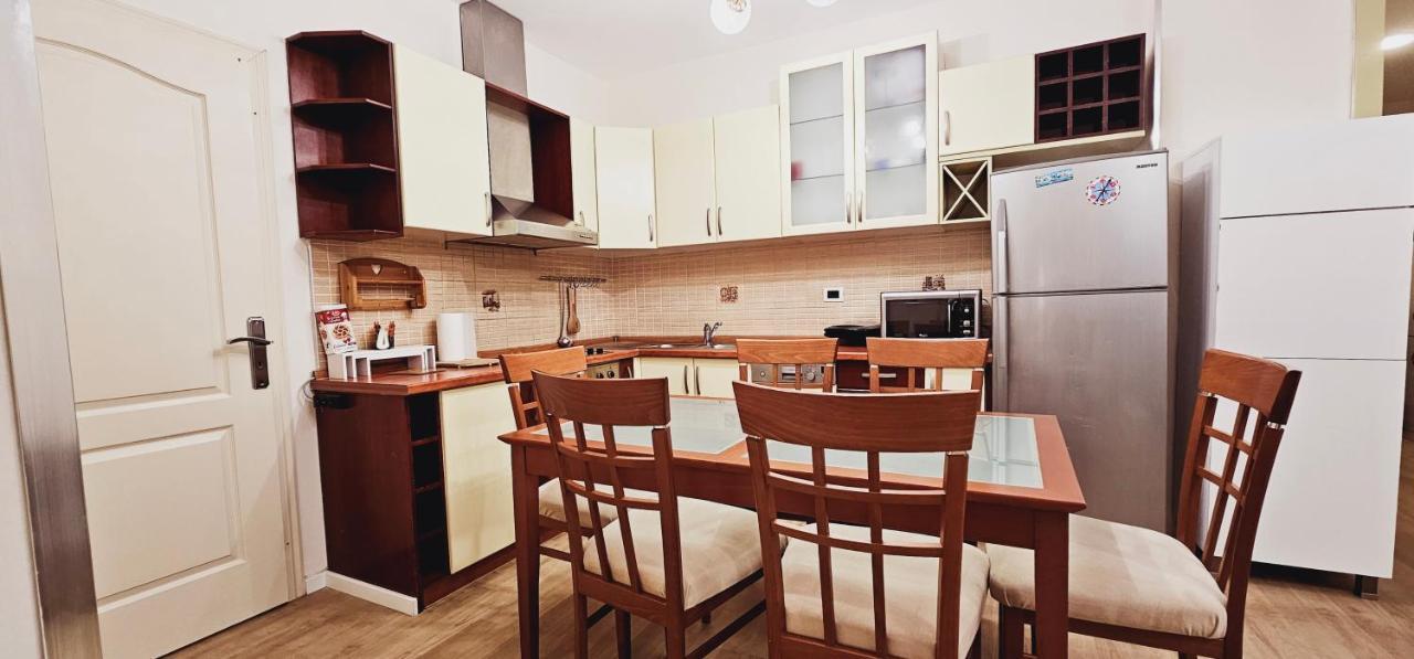 Apartman Discover From Our 3-room With Free Parking-komuna E Parisit